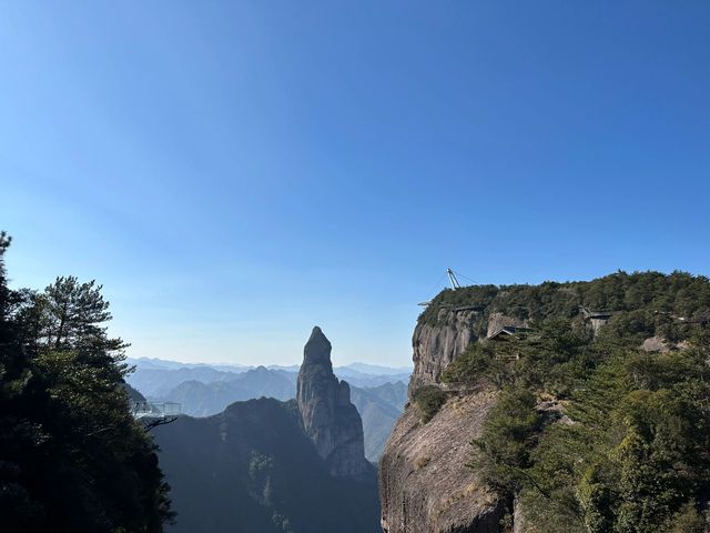 春到人間草木知，只待青山換新意