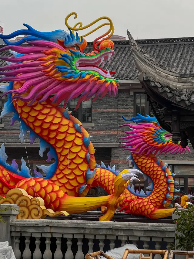 Chengdu Photo | Check in with 4 colorful dragons, right at the subway entrance!