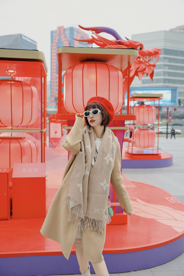 太震撼了徐家匯驚現中國紅的二龍戲珠 太震撼了徐家匯驚現中國紅的二龍戲珠