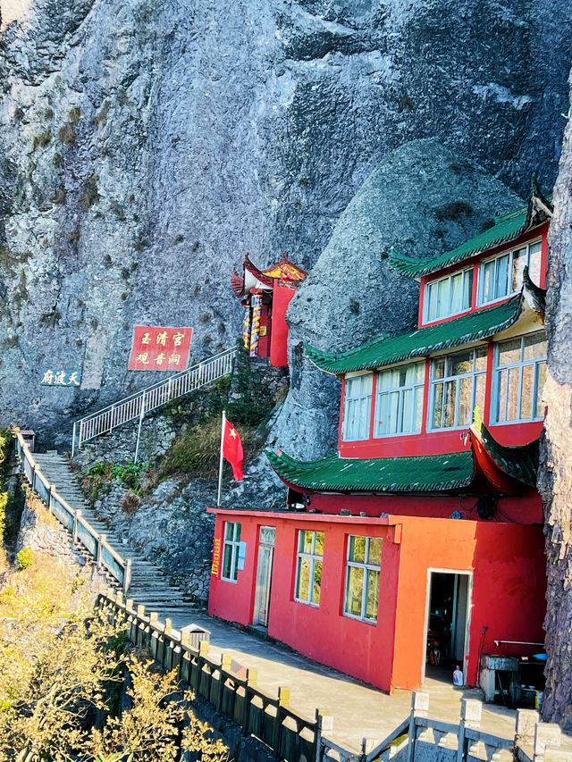 羊角洞這座山頭上全是道觀，仙氣飄飄