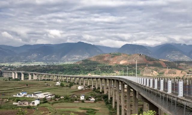 泸水市地處橫斷山脈縱谷地帶，境內雄奇險秀的峽谷山川