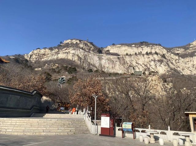 春天時節，天氣忽冷忽熱，我再次遊訪了錦州的青岩寺