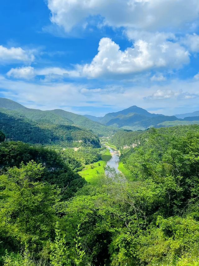 漢中地洞天坑真的很震撼，我可以永遠相信國家地理的審美