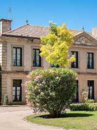 🏰✨ Carcassonne Charm: Discover Luxe Lodging! 🛎️🍇