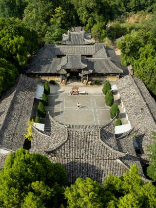 Не нужно ехать в Шаньси, я также нашел «Место съемок Черного Укуна» в Сычуани.