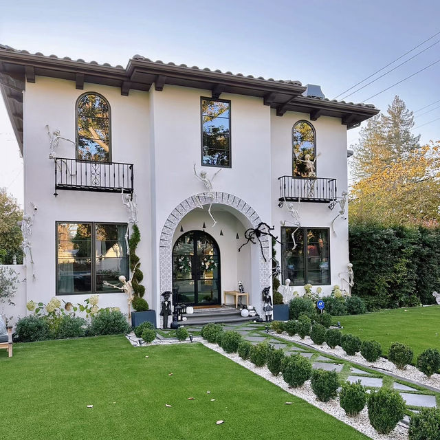 Spooky Halloween center of Willow Glen neighbourhood