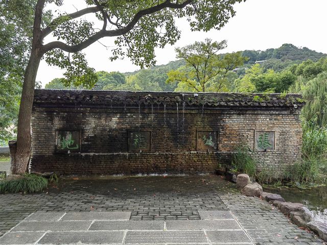 探索張公洞。