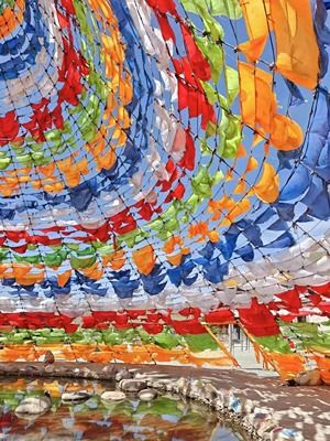 風吹經幡 幡動則福至。
風吹經幡 幡動則福至「如果你喜歡浪漫，西北並非寸草不生」