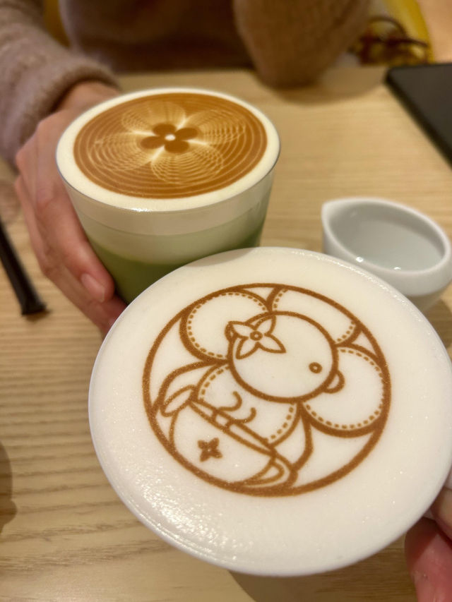 宝子们！大阪竟然藏着超奢华的Lv咖啡☕️，还能直接walk in！就在心斋桥的Lv店里～ 