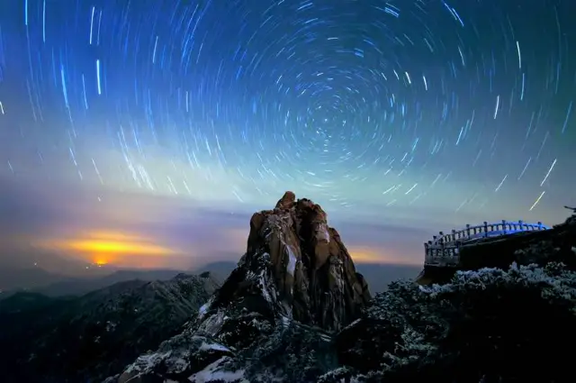 Here is a two-day travel guide for Tianzhushan Scenic Area with a budget of around 3000 RMB, suitable for two people: