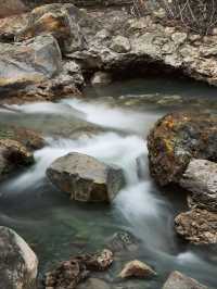 北投溪 - 發源於地熱谷，而地熱谷即位於北投公園上方，中山路底的長條橢圓的山谷爆裂窪地，之後流經北投