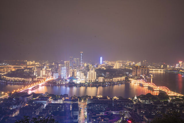 來感受柳州夜景的燈光璀璨，在馬鞍山公園山頂上。