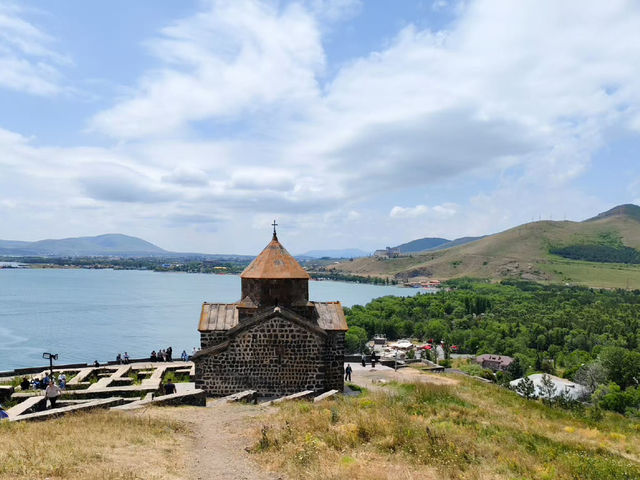 청정 호수에 새겨진 천년의 기도 - 세바나방크 수도원의 힐링 여정