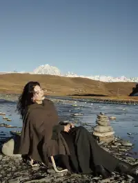 在雪山的凝視下,感受生命的奔放與靈性