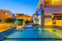 喺玖福度假酒店嘅泳池邊hea住,連時間都慢到好似變咗熱帶生果味嘅氣泡水。