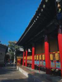 廣仁寺,這座由康熙皇帝敕建的藏傳格魯派寺院,已有300多年歷史,承載著漢、藏、蒙多元文化的交融。踏入