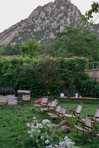 Весенний отдых в кемпинге — это потрясающе! Гостевой дом Baihujian Backyard B&B предлагает фантастическое сочетание просторной лужайки и вида на горы.