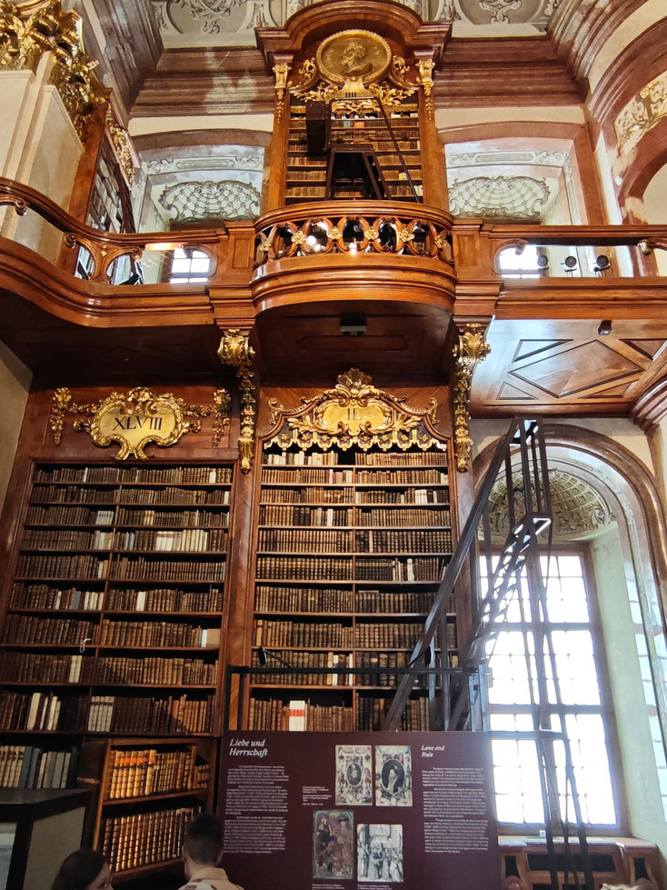 ウィーンの圧巻のバロック様式図書館。 | Trip.com ウィーン