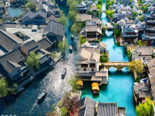 A two-hour drive from Beijing takes you directly to Mingshui Ancient City in Zhangqiu, Jinan. Surrounded by springs and featuring blue-brick and gray-tiled roofs, this ancient city possesses both the elegance of southern China and the grandeur of the north.