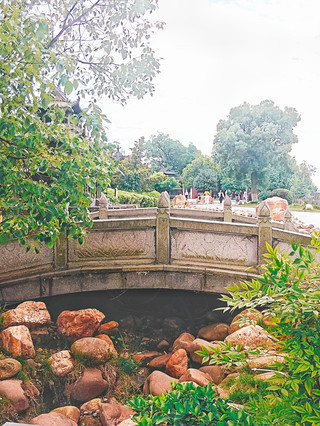This is Yueyang Tower in Hunan Province, famous for Fan Zhongyan's "Record of Yueyang Tower." It is one of the "Three Great Towers of Jiangnan," along with the Yellow Crane Tower and the Tengwang Pavilion.