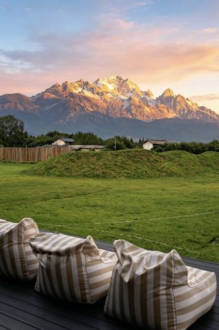 A must-stay luxury mountain retreat in Lijiang where you can watch the sunrise on the snow-capped peaks right from your bed!