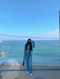 커다란 통창에 드넓은 바다를 담은 대형 카페라니!!