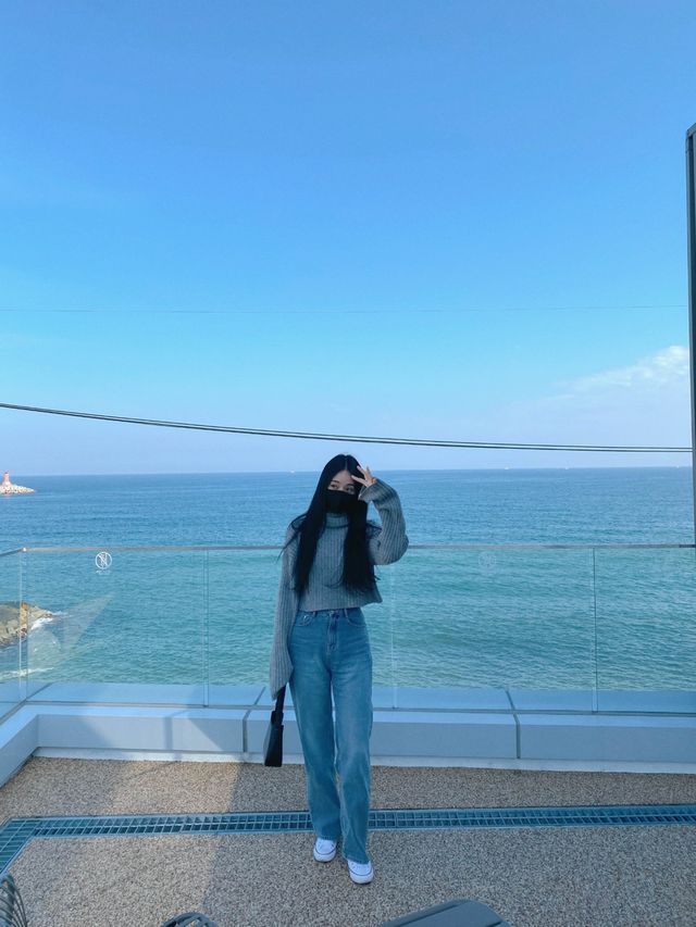 커다란 통창에 드넓은 바다를 담은 대형 카페라니!!