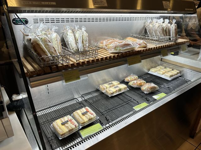 愛知・名古屋。名古屋スイーツ『シャチボン』が気になるカフェ『カフェデンマルク JR名古屋駅店 』