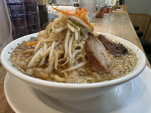 東京・三軒茶屋。茶沢通りのボリュームラーメン『野郎ラーメン 三軒茶屋店』