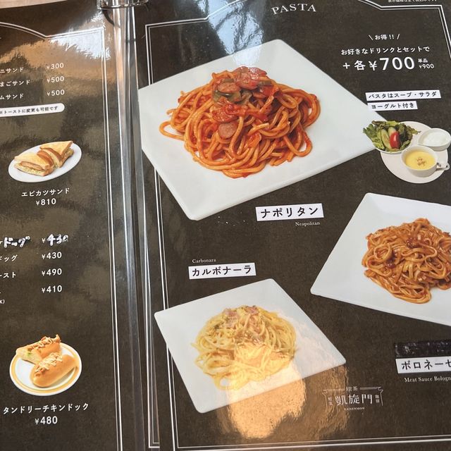 明るい店内の喫茶店