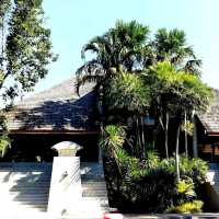 รีสอร์ทสไตล์ทรอปิคอลสุดชิลล์ริมหาดเกาะช้าง
