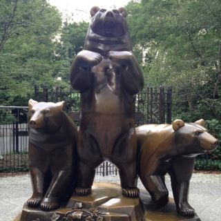 Stroll through the fashionable streets of New York with the three bears in Central Park.