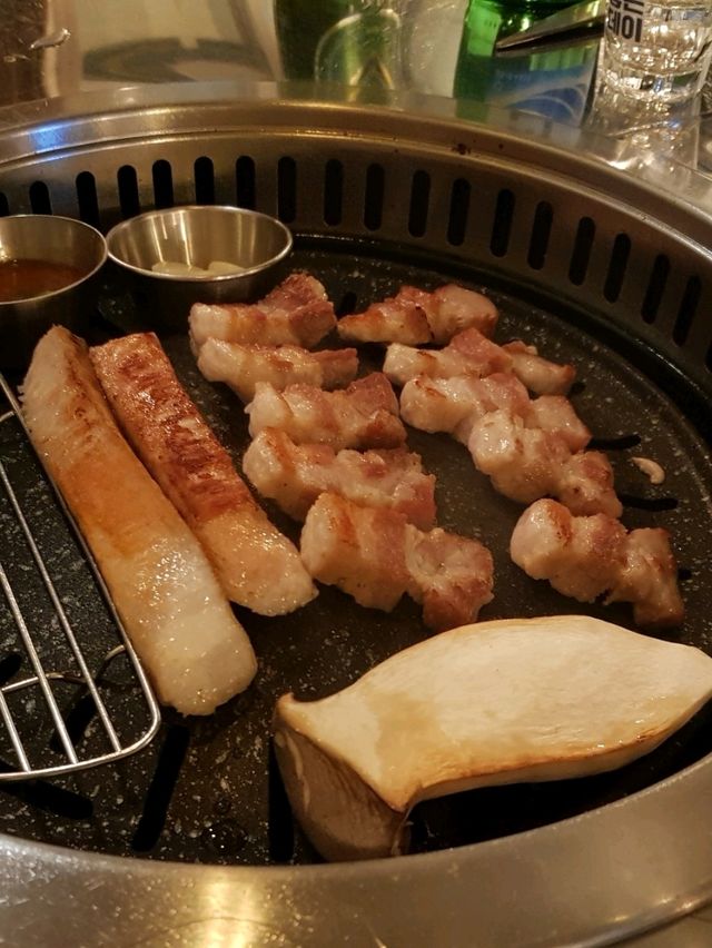 돌판에 삼겹살을 구워주는 전포동 고원