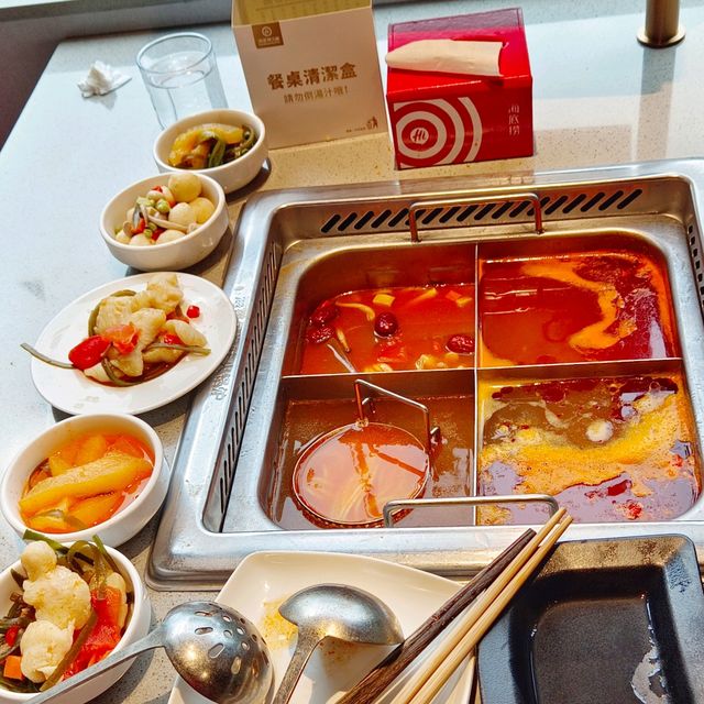 在森林中 , 元氣滿滿的吃火鍋！招牌海底撈！