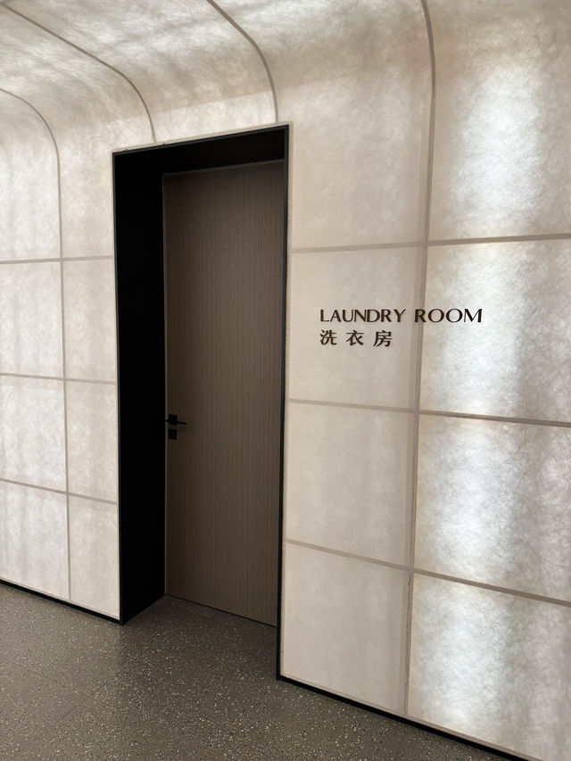 🏢 Hotel with Small entrance