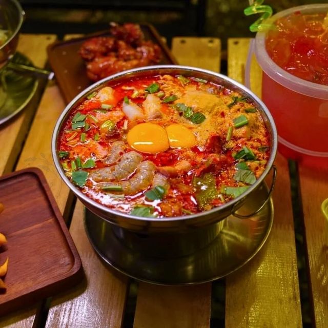 🥩Hideout Chill&Grill เป็นร้านอาหารริมแม่น้ำน่าน