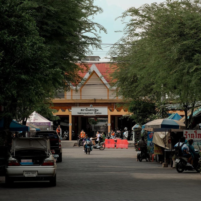 นั่งรถไฟไป #นครปฐม คนละ 10 บาท