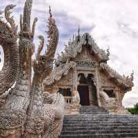 วัดศรีชุม สักการะพระเจ้าทันใจ 