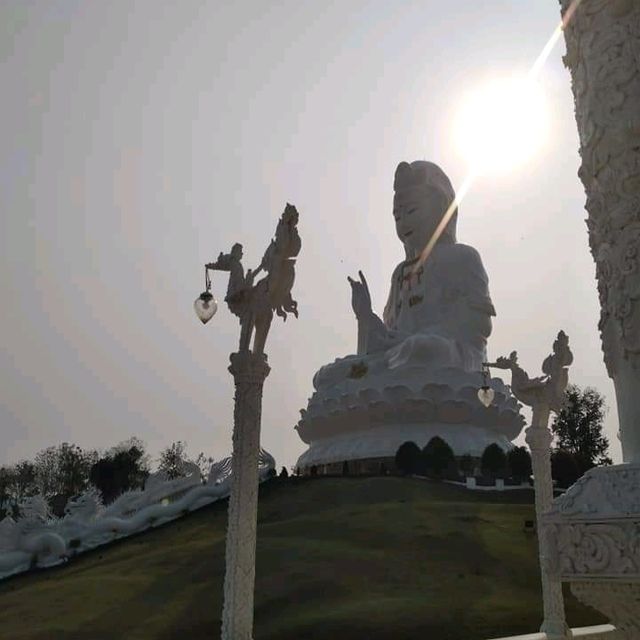 กราบพระโพธิสตว์เจ้าแม่กวนอิมที่วัดห้วยปลากั้ง