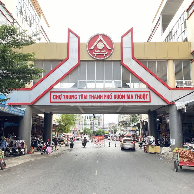 Local meal at Buon Ma Thuot market 