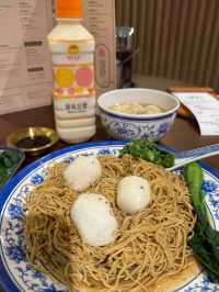 傳統粉麵配特製雞白湯可以飲哂嘅湯底，午市下午茶之選