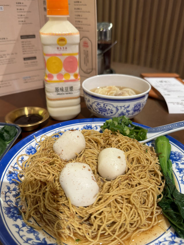 傳統粉麵配特製雞白湯可以飲哂嘅湯底，午市下午茶之選