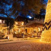 ร้านอาหารบรรยากาศดีริมทะเล มีต้นคริสมาสต์ต้นใหญ่