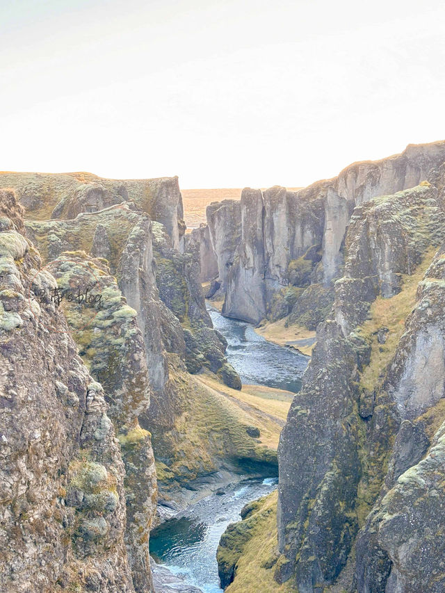 Fjaðrárgljúfur 羽毛河峽谷，一窺冰島最美峽谷