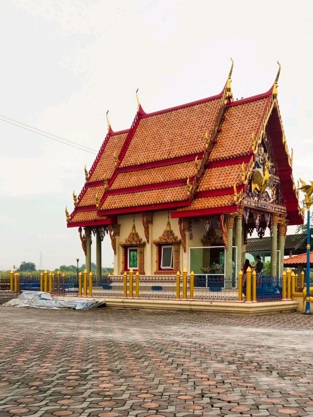 ไหว้พระขอพร  วัดไผ่โรงวัว สุพรรณบุรี