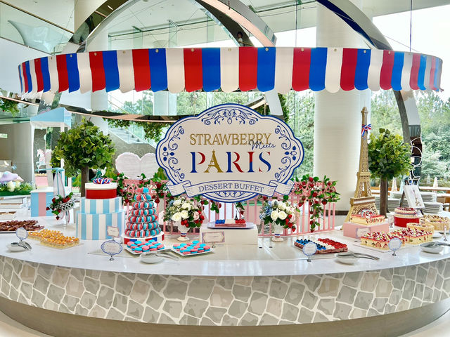 Strawberry Meets Paris at Lounge O❤️
