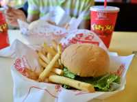 Delicious Lunch at Teddy's Bigger Burgers in Waikiki🍔