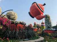 花を使った大スケールの作品に写真撮影が止まらない「ドバイ奇跡の庭園」