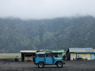 Bromo Tengger Semeru National Park | The volcano is smoking and it's so shocking
