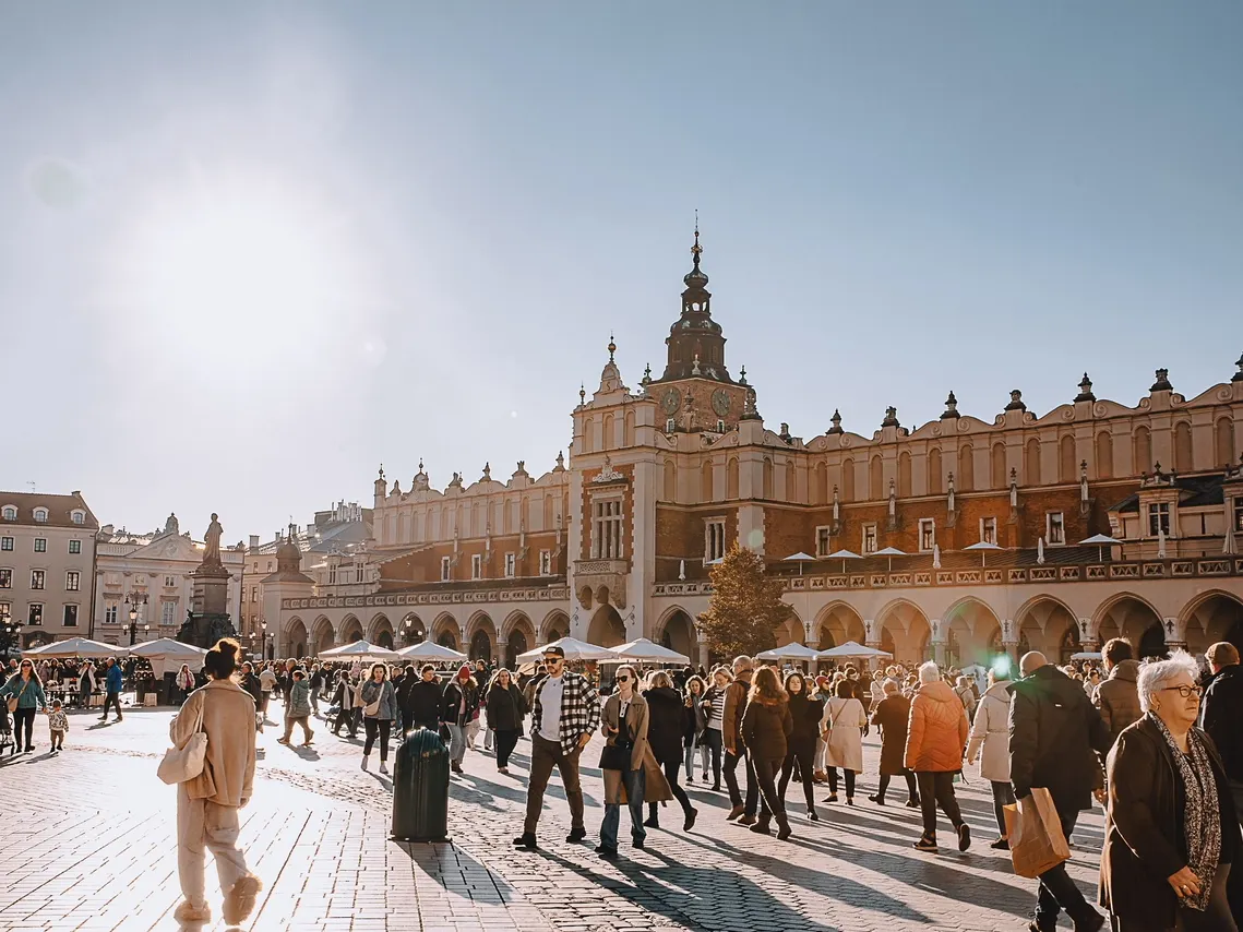 This time when we came to Krakow, Poland, we were lucky to encounter a sunny day, and the whole city seemed to come alive! Walking in the old town of Krakow, the lively market square is full of vitality. Everyone takes advantage of the good weather to go out and enjoy the pleasant atmosphere of the weekend. The whole square looks particularly joyful.


We started our exploration from the Market Square (Rynek Główny). As soon as we stepped into the square, we were surrounded by a lively atmosphere! There are many vendors selling flowers in the center of the square. The colorful bouquets add color to the whole space. There are also street performers performing acrobatics, which attracts many people to watch.


Krakow's Old Town is not just a quiet historical site, but also a humane open-air stage on weekends. If you also like to experience a lively and leisurely atmosphere during your travels, then Krakow is definitely the best choice for your next trip!


#MarchGoodPlaces2025